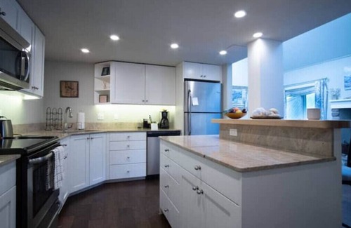 Ketchum Condo | Sun Valley/Ketchum-Location, Hot tub, pet friendly, walk to ski and downtown