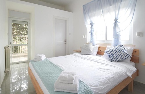 Kiryat Shmuel Apartment | Sun, view and comfort in JLM