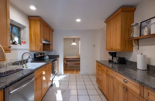 Sunapee House | Sunapee Harbor Home Drive to Mountain 7-Bed Pet Friendly Arcade Walk to Marina