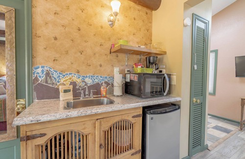 Estes Park Cabin | SunBright Cottage: Fireplace, A/C, Jacuzzi, Private Deck, King Bed