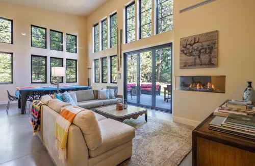 Roslyn House | Suncadia Single Story 4 Bdrm Home with Hot Tub