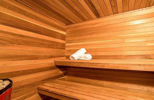Grey Highlands Cabin | Sundance of Blantyre Lodge with Private Salt Water Hot Tub & Sauna House