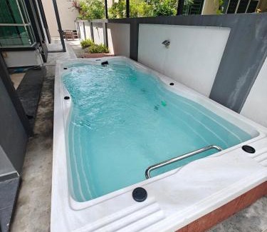Kampung Bakau House | Sunday Villa 14 pax with jacuzzi pool