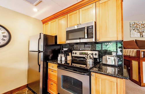 Park City Condo | Sundial B409-B: Ski-in Ski-out, Washer/Dryer, Pools, Hot Tubs, Private Balcony
