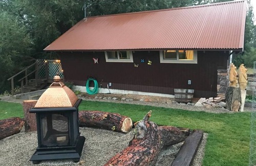 Darby Cabin | SunDown Cabin on Main Street in Darby