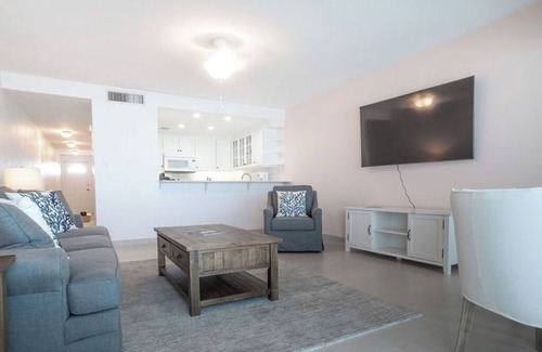 Seven Mile Beach Condo | Sundowner is a beautifully decorated condo on 7MB with the best sunset views