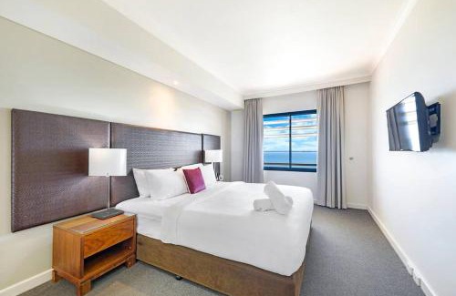 Darwin City Centre Apartment | Sundrenched and Scenic with Sprawling Water Views