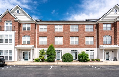 Villages of Five Points House | SUNDRENCHED REFLECTIONS | 4 Bed, 3.5 Bath