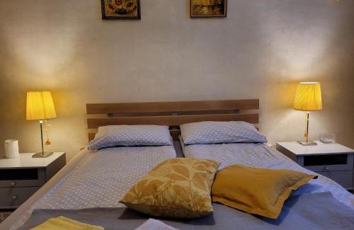 Solomjanskyj Apartment | Sunflower Apartment near Kiev airport & railway station & center city!