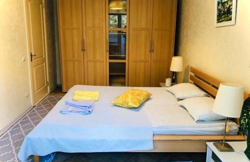 Solomjanskyj Apartment | Sunflower Apartment near Kiev airport & railway station & center city!