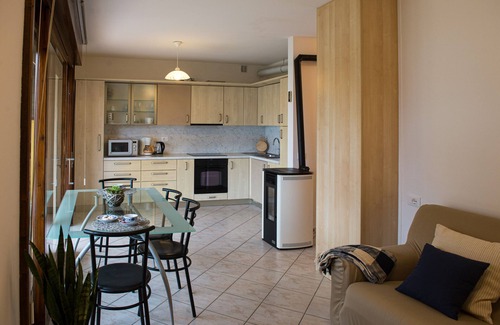 Tenno Apartment | Sunflower Apartment with veranda and garden and a magnificent view of the lake.