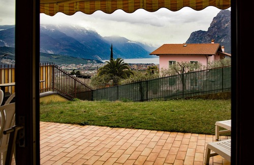Tenno Apartment | Sunflower Apartment with veranda and garden and a magnificent view of the lake.