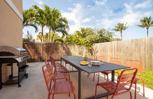 Pompano Beach House | Sunflower by AvantStay Pool BBQ Pool Table Outdoor Dining