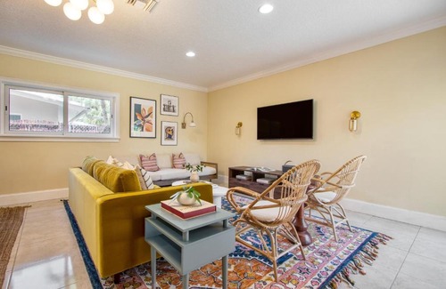 Pompano Beach House | Sunflower by AvantStay Pool BBQ Pool Table Outdoor Dining