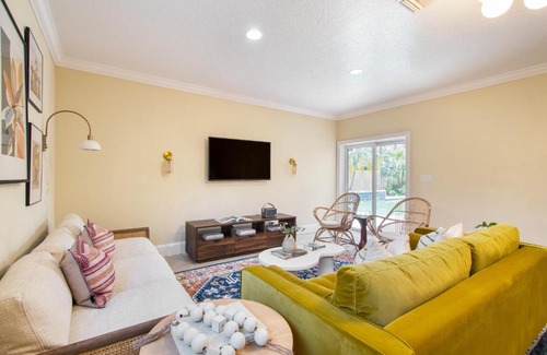 Pompano Beach House | Sunflower by AvantStay Pool BBQ Pool Table Outdoor Dining