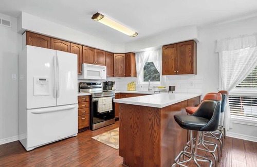 Historic Old Town House | Sunflower Manor; Your Wine Country Family Retreat