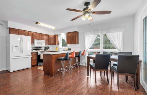 Historic Old Town House | Sunflower Manor; Your Wine Country Family Retreat
