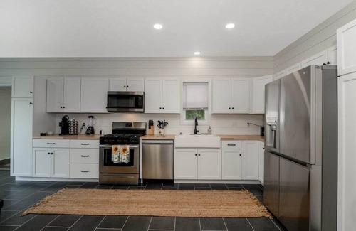 Cleveland House | Sunflower on Lee Ave| Weekend Getaway|6BR