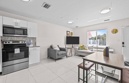 Gladeview House | SunflowerMIA-Private Turf Patio-Grill-Mins2Wynwood