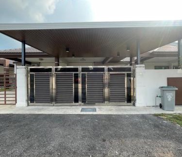 Alor Gajah Apartment | Sungai Udang Homestay 4 bilik dengan 2 loteng atas