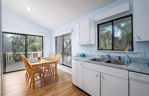 Cedar Key House | Sunkissed with water views, boat parking!