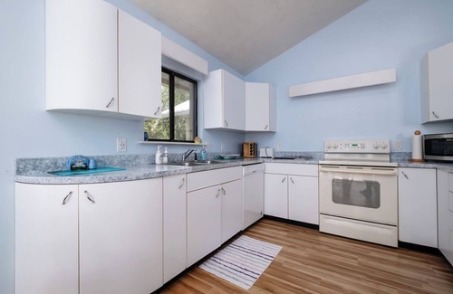 Cedar Key House | Sunkissed with water views, boat parking!