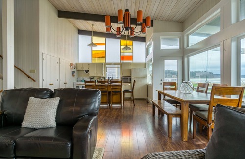 Clinton House | Sunlight Beach Getaway - sleeps 8, beachfront getaway on Useless Bay