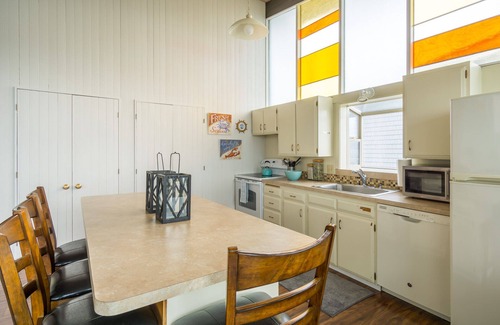 Clinton House | Sunlight Beach Getaway - sleeps 8, beachfront getaway on Useless Bay