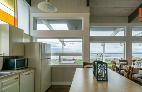 Clinton House | Sunlight Beach Getaway - sleeps 8, beachfront getaway on Useless Bay