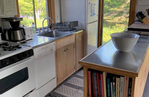 Stonington Cottage | Sunlit Cottage on Crockett Cove