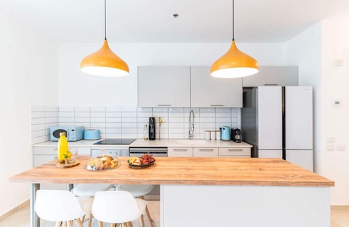 Tel Aviv Apartment | Sunlit Elegant 3BR Stay with Mamad
