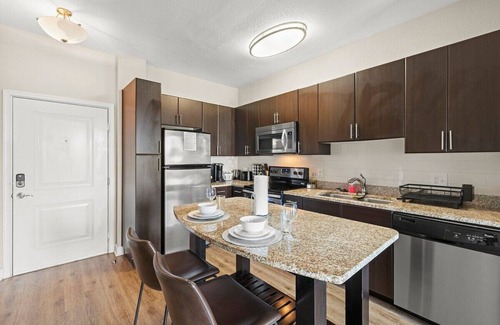 Tampa Apartment | ☀️Sunlit Escape☀️ Westshore + Saltwater Pool + King