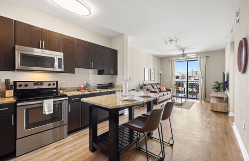 Tampa Apartment | ☀️Sunlit Escape☀️ Westshore + Saltwater Pool + King