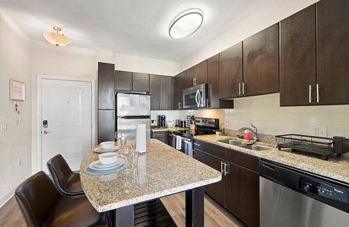 Tampa Apartment | ☀️Sunlit Escape☀️ Westshore + Saltwater Pool + King
