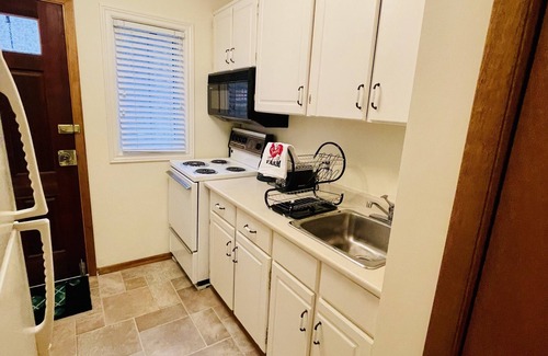 Oakville Apartment | Sunlit Garden-View Studio Oasis on the Main Floor - A Serene Retreat