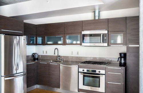 South Lake Union Apartment | Sunlit South Lake Union 1BR w/W/D & Gym, Walkable Area, by Blueground