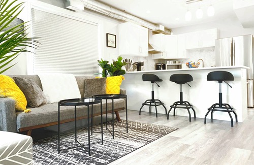 Bridgeview Apartment | Sunlit Stay | UW, Downtown, Bridge | check-in @ 12