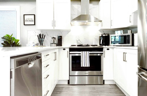 Bridgeview Apartment | Sunlit Stay | UW, Downtown, Bridge | check-in @ 12