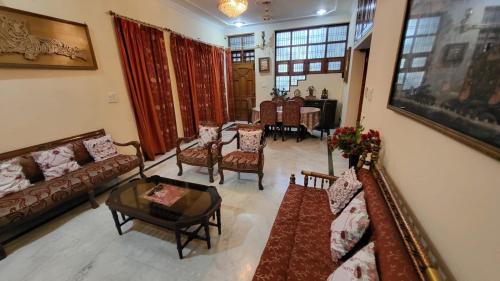 Gomti Nagar Apartment | Sunlit Stays - The Luke