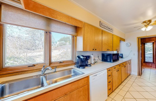 Lake Junaluska House | Sunlit Top-Floor Getaway with a Lake View, Full Kitchen, & Furnished Balcony