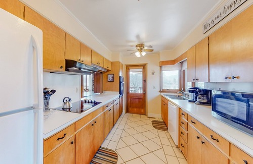 Lake Junaluska House | Sunlit Top-Floor Getaway with a Lake View, Full Kitchen, & Furnished Balcony
