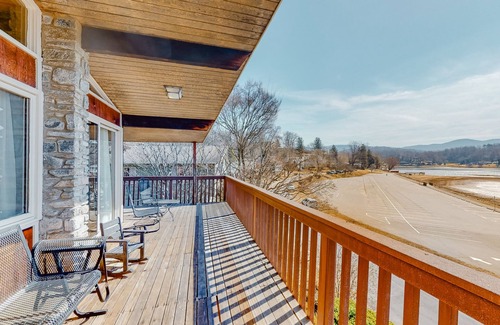 Lake Junaluska House | Sunlit Top-Floor Getaway with a Lake View, Full Kitchen, & Furnished Balcony