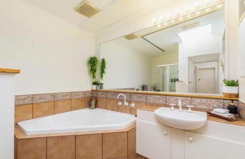 Yarralumla House | Sunlit Upstairs Suite with Hot Tub & Garden surrounds