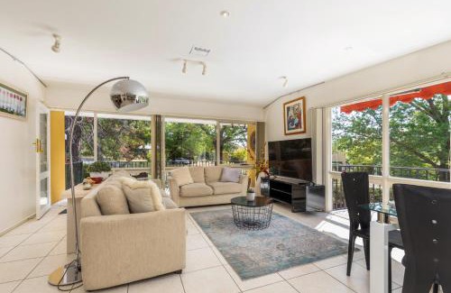 Yarralumla House | Sunlit Upstairs Suite with Hot Tub & Garden surrounds