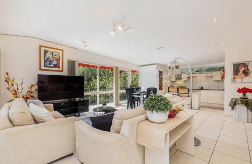 Yarralumla House | Sunlit Upstairs Suite with Hot Tub & Garden surrounds
