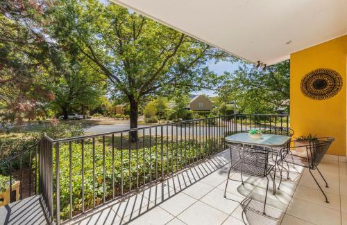 Yarralumla House | Sunlit Upstairs Suite with Hot Tub & Garden surrounds