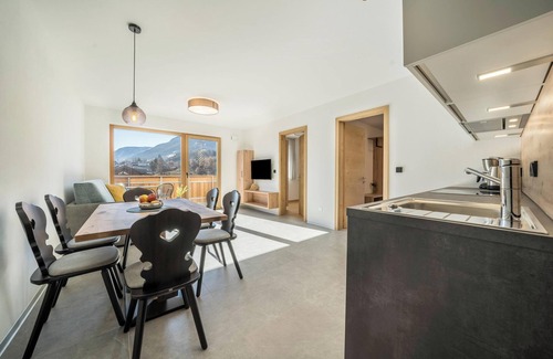 Lana Apartment | "Sunnig - Apartment Abendsonne" with Mountain View, Balcony & Wi-Fi