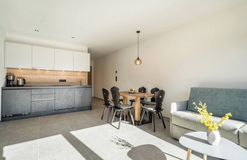 Lana Apartment | "Sunnig - Apartment Abendsonne" with Mountain View, Balcony & Wi-Fi
