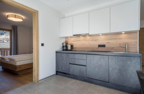 Lana Apartment | "Sunnig - Apartment Abendsonne" with Mountain View, Balcony & Wi-Fi
