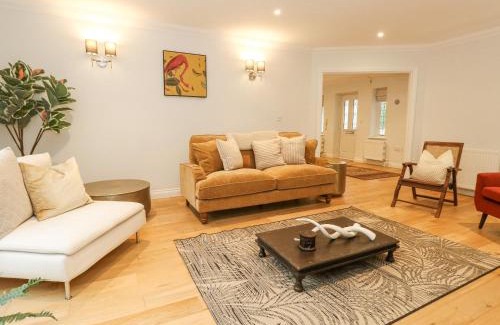 Weymouth House | Sunningdale Rise